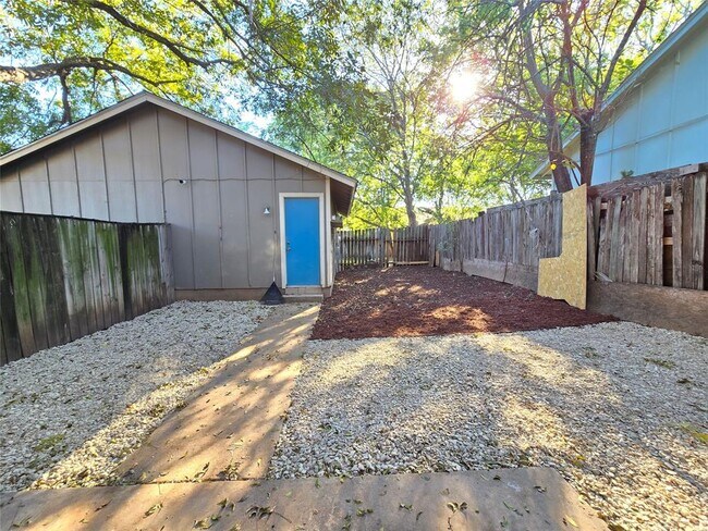 1305 Dobie Dr in Austin, TX - Foto de edificio - Building Photo