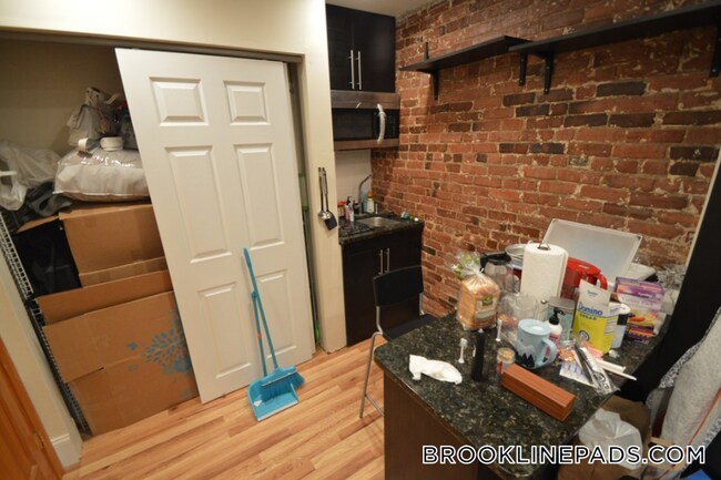 1689 Beacon St in Brookline, MA - Building Photo - Building Photo