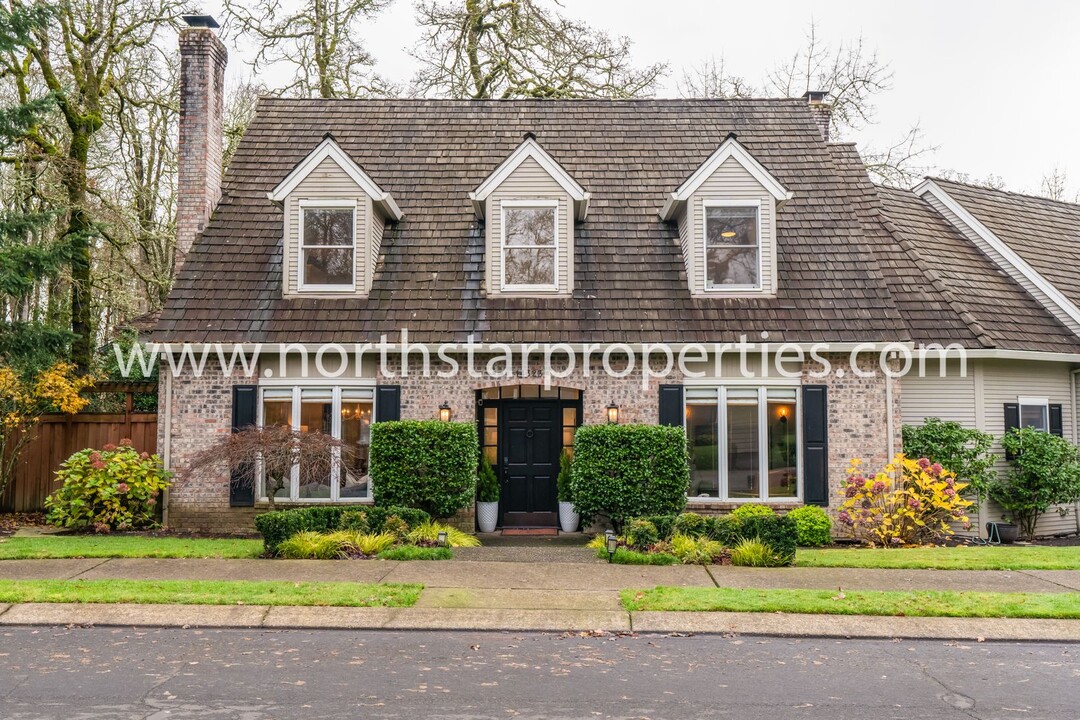 14323 Amberwood Cir in Lake Oswego, OR - Building Photo