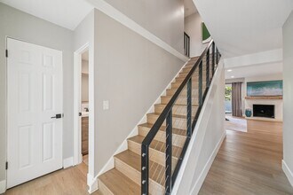835 Amigos Way in Newport Beach, CA - Building Photo - Building Photo