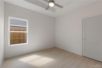 810 N Clarence Ave, Unit 4 in Edinburg, TX - Foto de edificio - Building Photo