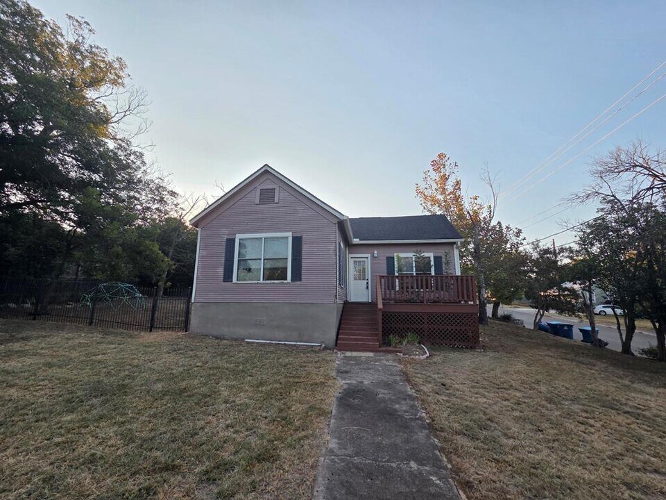 801 Everett St in Kerrville, TX - Building Photo