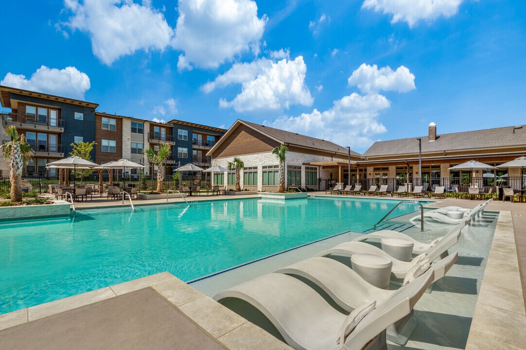 Park Hill in Dallas, TX - Foto de edificio