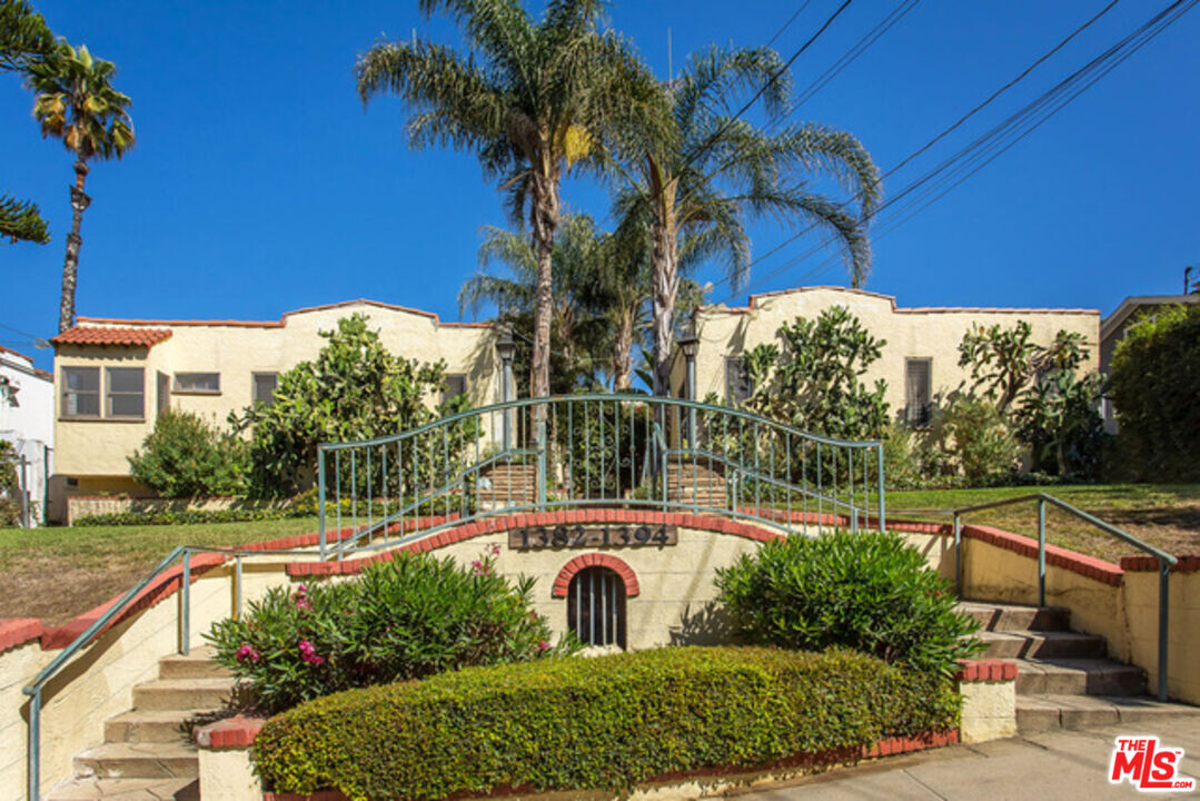 1394 Edgecliffe Dr in Los Angeles, CA - Building Photo