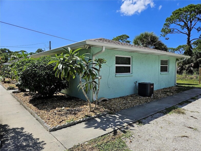 636 Olive St, Unit 1305 in Englewood, FL - Building Photo