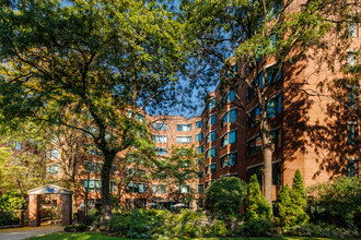 4430 Sainte-Catherine Rue O in Westmount, QC - Building Photo - Building Photo