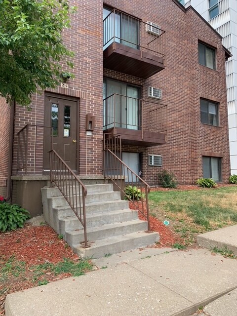 24 E Court St in Iowa City, IA - Building Photo