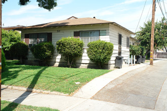 313 W Valencia Ave in Burbank, CA - Building Photo - Building Photo