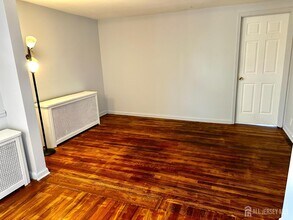 428 New Market Rd in Piscataway, NJ - Building Photo - Building Photo