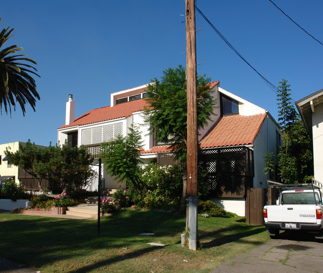 4931 Coldwater Canyon Ave in Van Nuys, CA - Building Photo - Building Photo