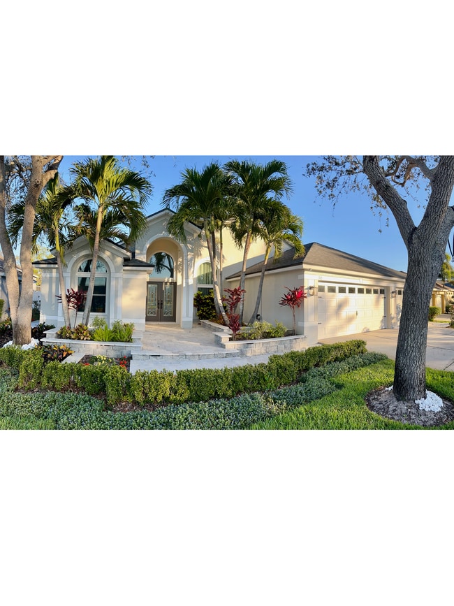 515 Somerhill Dr NE in St. Petersburg, FL - Building Photo - Building Photo