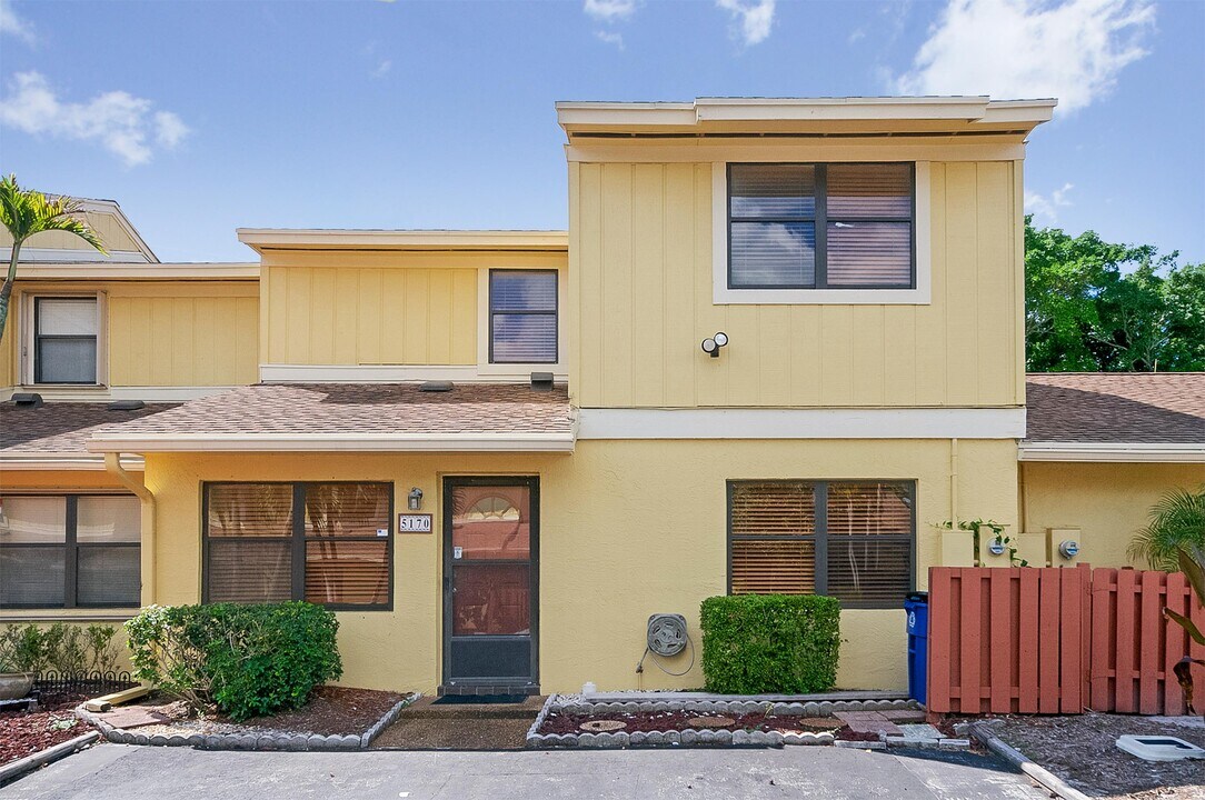 5170 Tennis Ln in Delray Beach, FL - Building Photo