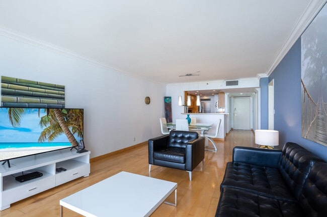 1717 N Bayshore Dr in Miami, FL - Foto de edificio - Building Photo