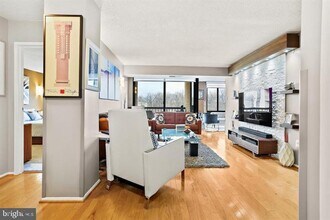 4500 S Four Mile Run Dr in Arlington, VA - Building Photo - Building Photo