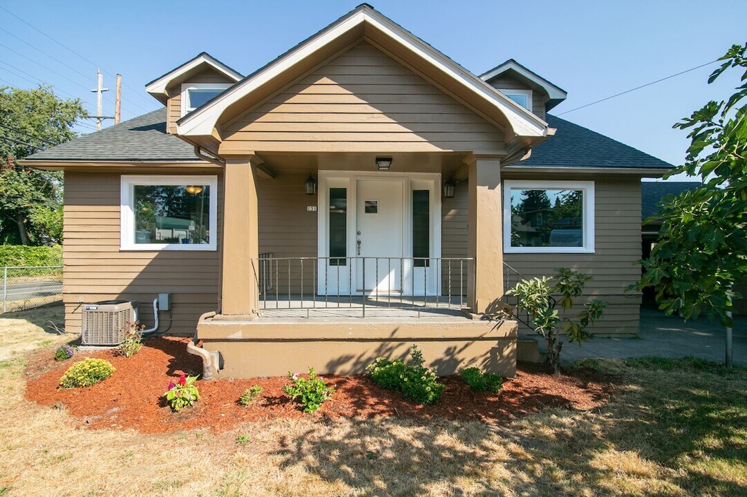 131 N Russet St in Portland, OR - Building Photo