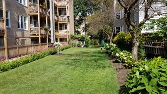1911 W Winnemac Ave, Unit 1909-3 in Chicago, IL - Building Photo