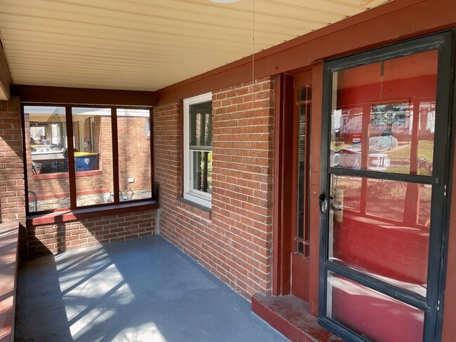 5817 Highland Ave in Kansas City, MO - Building Photo - Building Photo