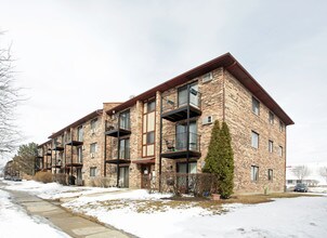 Carolshire in Carol Stream, IL - Foto de edificio - Building Photo