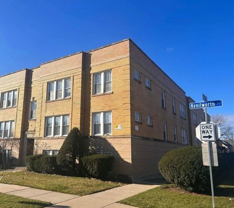 2100 Kenilworth Ave in Berwyn, IL - Building Photo