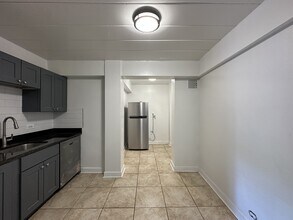 1360 W Touhy Ave in Chicago, IL - Building Photo - Building Photo