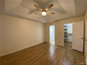 2132 W Iris Ave in McAllen, TX - Foto de edificio - Building Photo