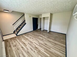 233 Brunswick Dr in Elyria, OH - Building Photo - Building Photo