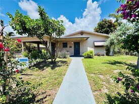 717 NE 10th Ave in Hallandale Beach, FL - Building Photo