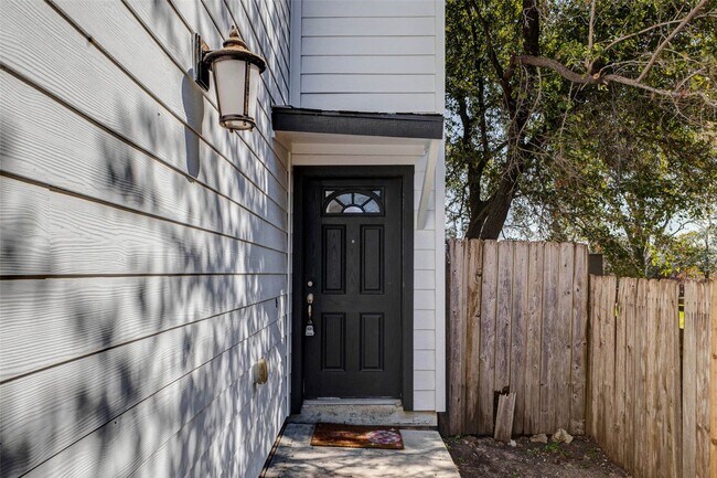 4834 Hollow Hook Rd in Houston, TX - Building Photo - Building Photo