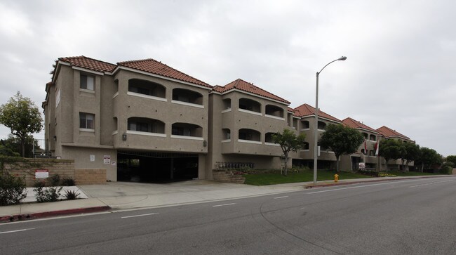 Yorktown Apartments in Huntington Beach, CA - Foto de edificio - Building Photo