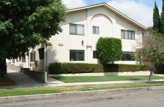 710 S 5th St in Burbank, CA - Foto de edificio - Building Photo