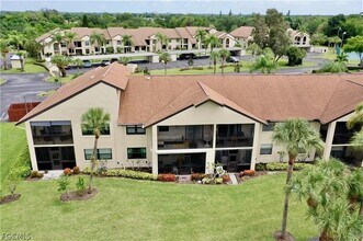 8445 Charter Club Cir, Unit 11 in Ft. Myers, FL - Foto de edificio - Building Photo