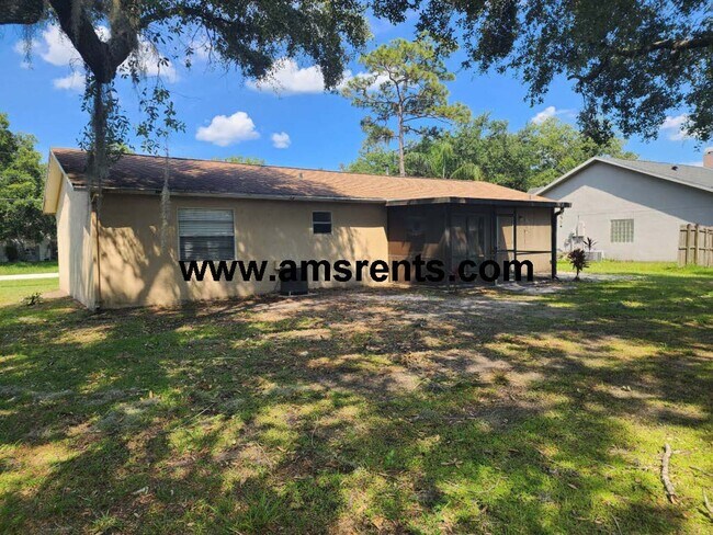 733 Yucatan Ct in Kissimmee, FL - Foto de edificio - Building Photo