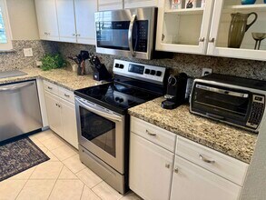 505 S Farrell Dr, Unit Q101 in Palm Springs, CA - Building Photo - Building Photo