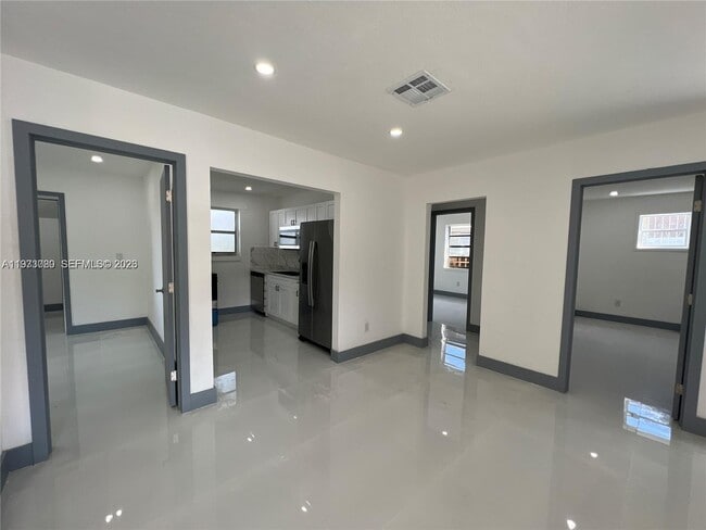 2441 NW 32nd St in Miami, FL - Building Photo - Building Photo