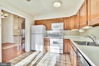 3023 Oakton Meadows Ct in Oakton, VA - Building Photo - Building Photo