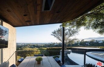 2532 Canyon Oak Dr in Los Angeles, CA - Building Photo - Building Photo