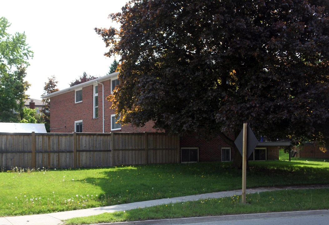 805 Grace St in Newmarket, ON - Building Photo