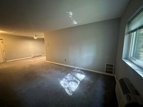 49 Windsor Dr in Holliston, MA - Foto de edificio - Building Photo