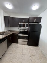 494 NW 165th St in Miami, FL - Building Photo