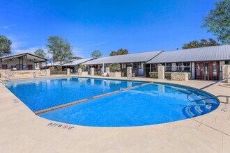 Salado Creek Villas Apartments in San Antonio, TX - Building Photo - Building Photo