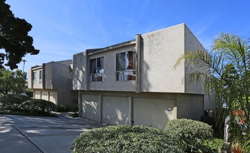 Pepper Tree Apartments in Oceanside, CA - Foto de edificio - Building Photo