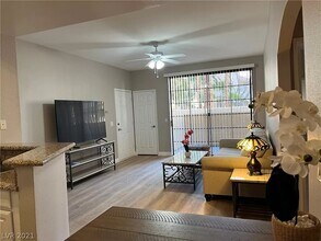 5130 S Jones Blvd, Unit 107 in Las Vegas, NV - Foto de edificio - Building Photo