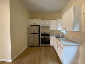 371 Douglas St in Los Angeles, CA - Building Photo - Building Photo