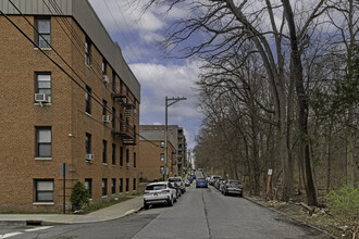 44-56 Parkway N in Yonkers, NY - Building Photo - Building Photo