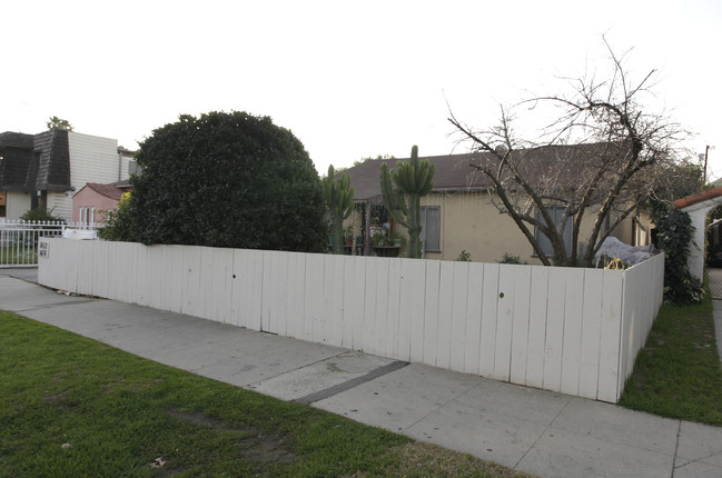 14116-14118 Sylvan St in Van Nuys, CA - Building Photo - Building Photo