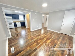 201 E Gilbreath St, Unit A in Graham, NC - Foto de edificio - Building Photo