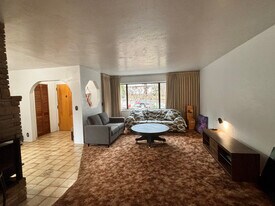 109 N Washington Dr in Mount Shasta, CA - Building Photo