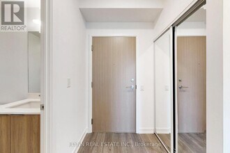 395 Square One Dr in Mississauga, ON - Building Photo - Building Photo