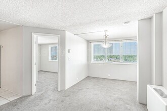2225 Buchtel Blvd S in Denver, CO - Foto de edificio - Building Photo