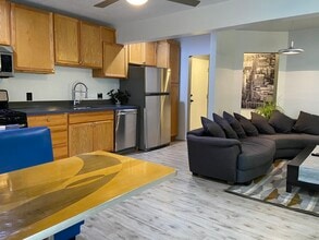 1043 Sanborn Ave in Los Angeles, CA - Foto de edificio - Building Photo